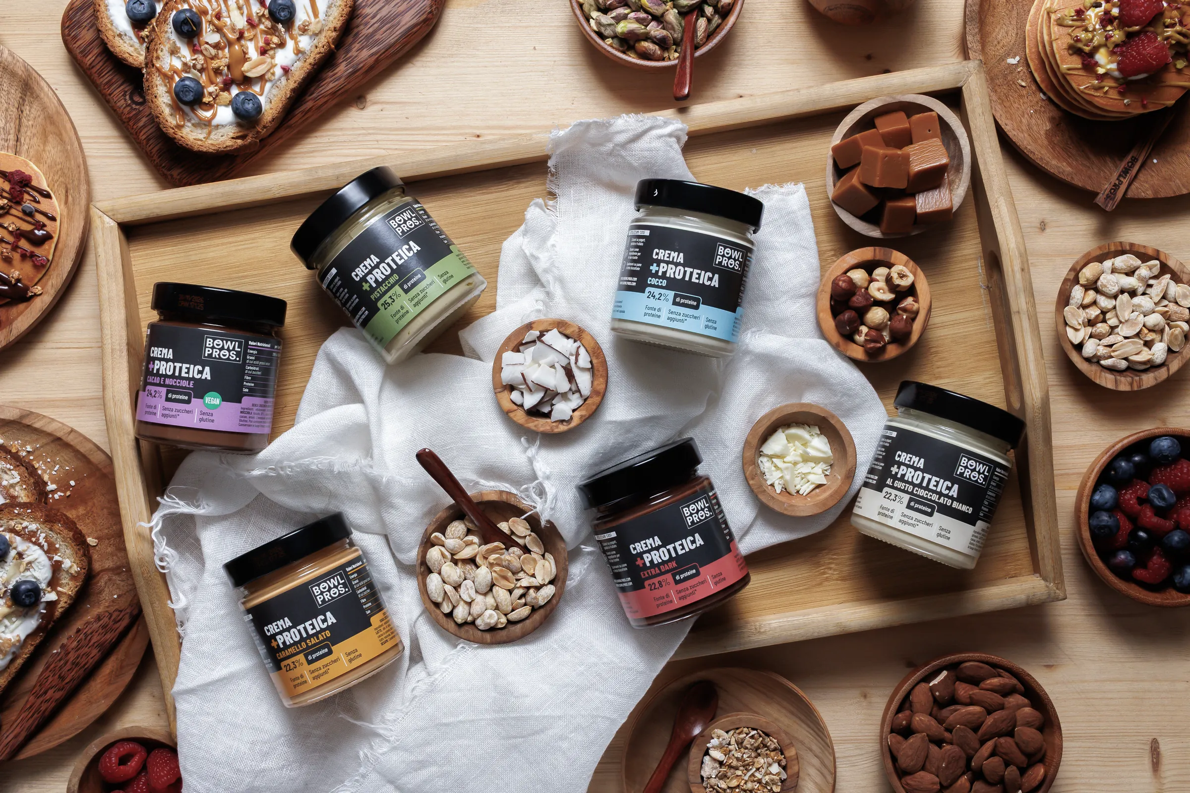 Le creme Bowlpros su un tavolo da colazione, in una foto della nuova identità