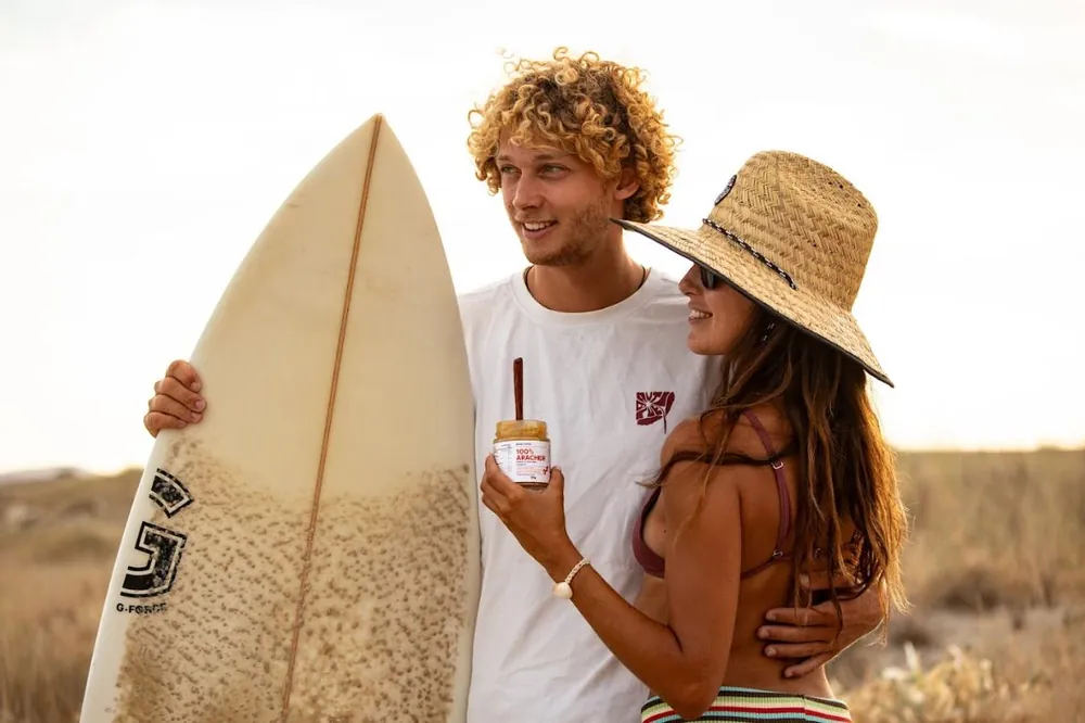 Surf, palme e spiaggia in primo piano
