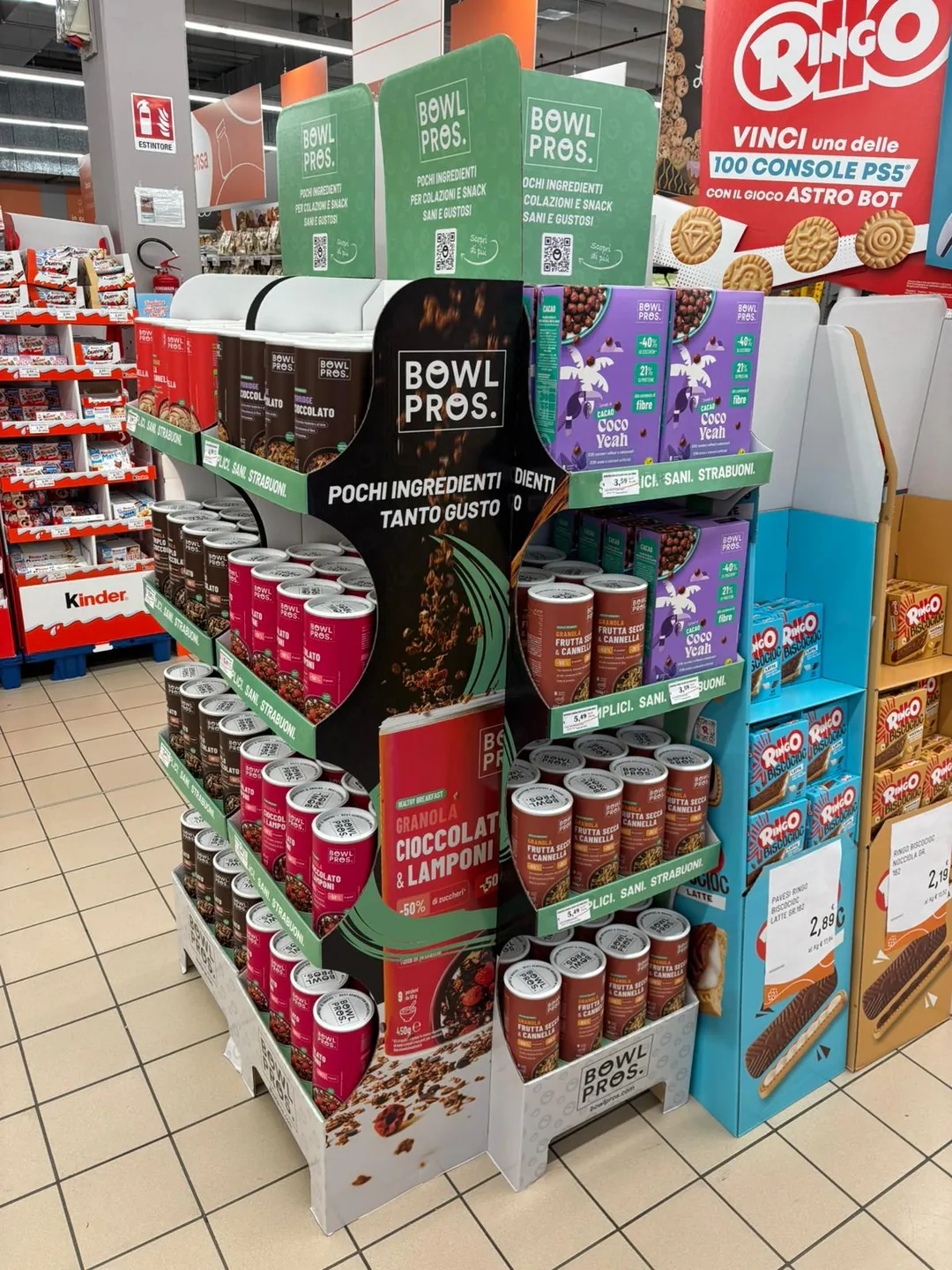Espositore Bowlpros in un punto vendita Conad